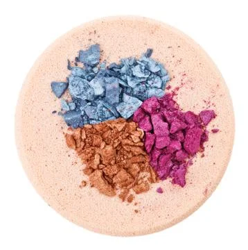 Heap of broken multicolor eyeshadow over makeup sponge, isolated on white mac Foto stock