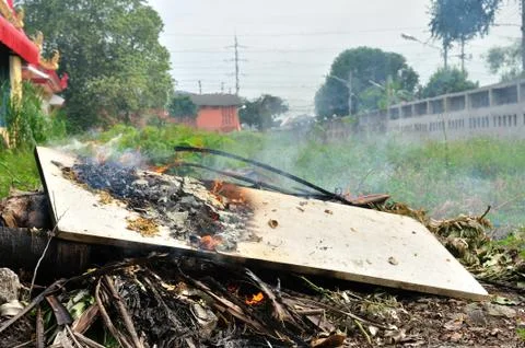 Heap of garbage in fire,  pollution making in Thailand. Foto stock