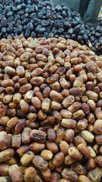 Heap of Sweet Brown Dates Kept for Sale at Street Market Stall Foto stock