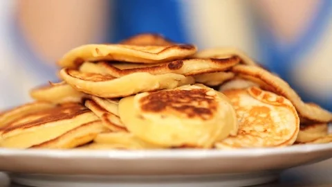 A heap of thick pancakes on the plate Видео 76870367