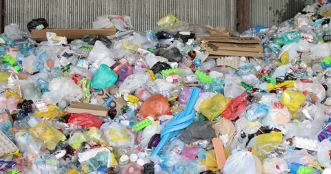 Heaps of various unsorted waste, plastic, cellophane, paper. Vídeo Stock 156028068