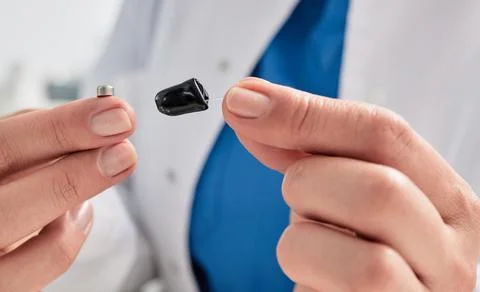 Hearing aid battery replacement. Hearing specialist showing ITE hearing aid.. Fotos Stock