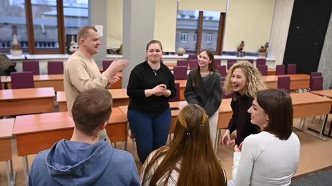 Hearing impaired students communicate during breaks at the university. Видео 292819634