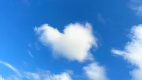 Heart cloud on blue sky Stock Footage 137794948