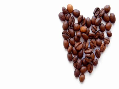 Heart from coffee beans on white background Vidéo 73854687