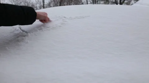 Heart drawn on a car window covered with snow Stockbeeldmateriaal 44496604