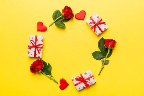 Heart made of rose, git box, heart and blank greeting card mockup on Colored  Foto stock