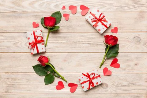 Heart made of rose, git box, heart and blank greeting card mockup on Colored  Foto stock