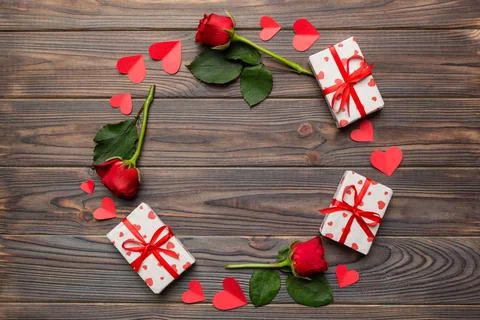 Heart made of rose, git box, heart and blank greeting card mockup on Colored  Foto stock