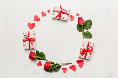 Heart made of rose, git box, heart and blank greeting card mockup on Colored  Stockfoto's