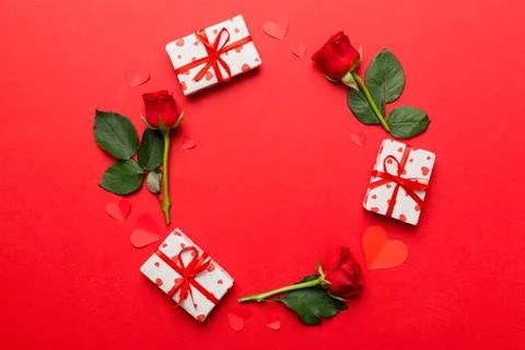 Heart made of rose, git box, heart and blank greeting card mockup on Colored  Foto stock