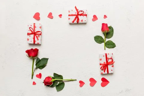 Heart made of rose, git box, heart and blank greeting card mockup on Colored  Foto stock