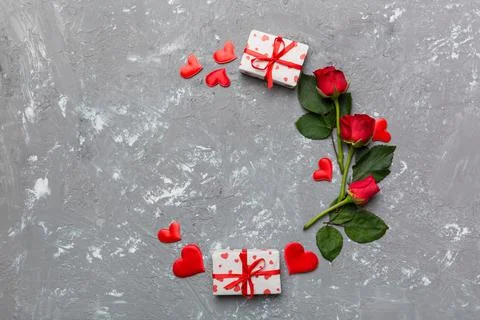 Heart made of rose, git box, heart and blank greeting card mockup on Colored  Fotos de archivo