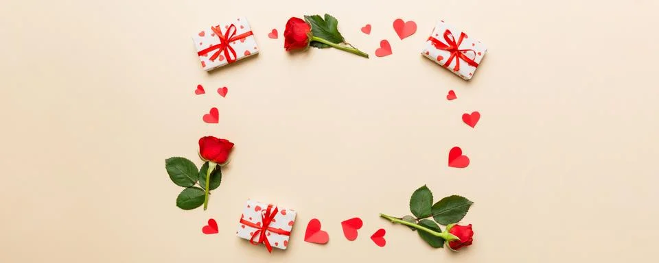 Heart made of rose, git box, heart and blank greeting card mockup on Colore.. 写真素材