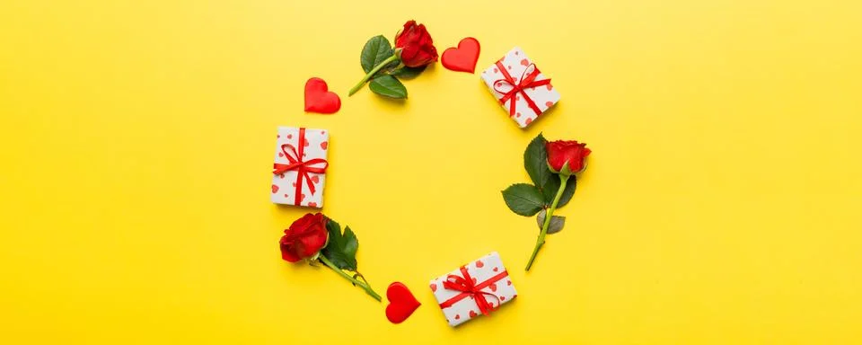 Heart made of rose, git box, heart and blank greeting card mockup on Colore.. Fotos de archivo