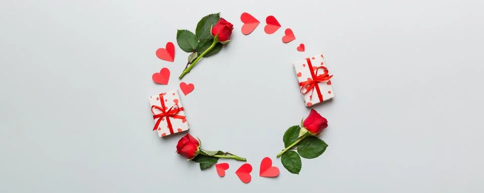 Heart made of rose, git box, heart and blank greeting card mockup on Colore.. 写真素材