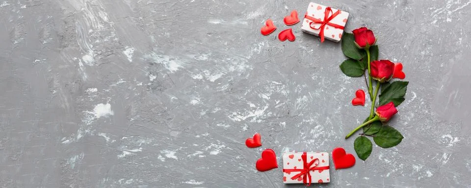 Heart made of rose, git box, heart and blank greeting card mockup on Colored  Stockfoto's