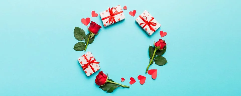 Heart made of rose, git box, heart and blank greeting card mockup on Colored  Stockfoto's