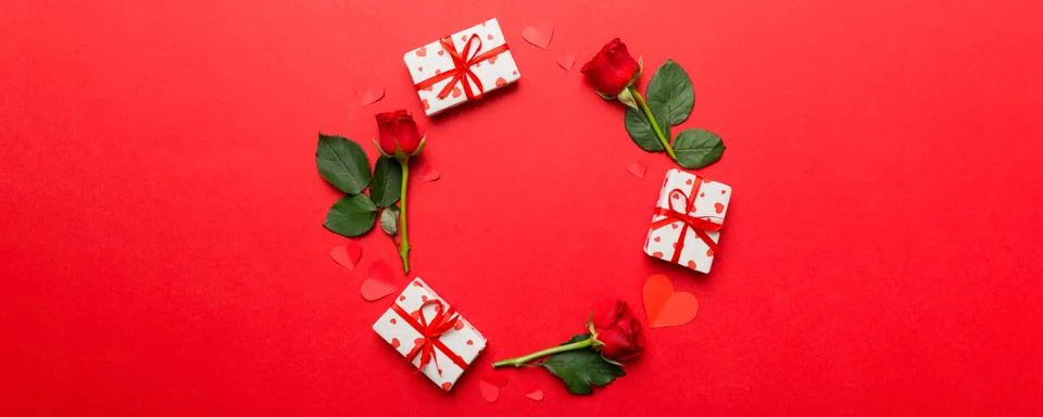 Heart made of rose, git box, heart and blank greeting card mockup on Colored  Stockfoto's