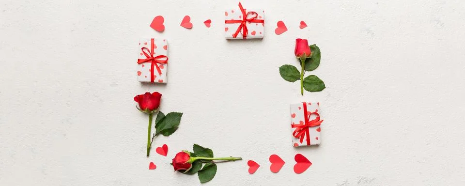 Heart made of rose, git box, heart and blank greeting card mockup on Colored  Stockfoto's