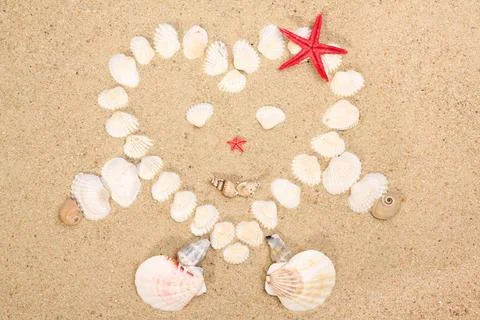 Heart made with shells. Heart shape on sand heart made with shells. Heart ... Stock-Fotos