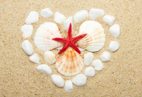 Heart made with shells. Heart shape on sand heart made with shells. Heart ... Stock-Fotos