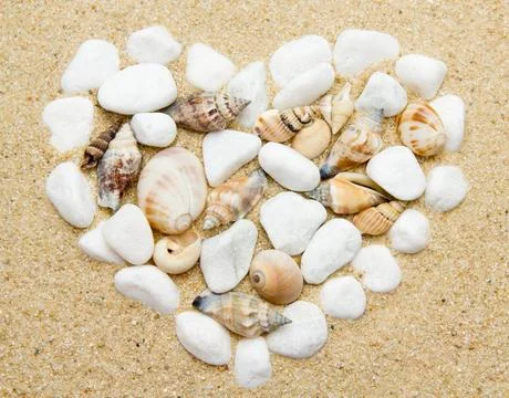 Heart made with shells. Heart shape on sand heart made with shells. Heart ... Stock-Fotos
