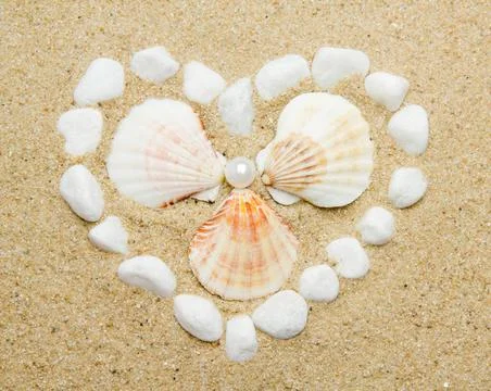 Heart made with shells. Heart shape on sand heart made with shells. Heart ... Stock-Fotos