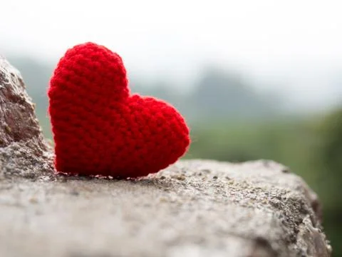 Heart put on stone The background is a forest and mountains. copy space for t Stock-Fotos
