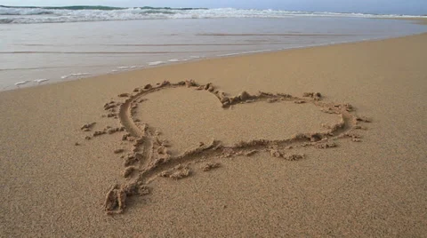Heart on sandy beach 4 Stock-Footage 27302595