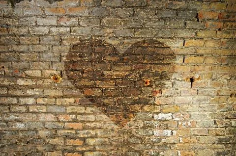 Heart shape on old red brick wall Foto stock