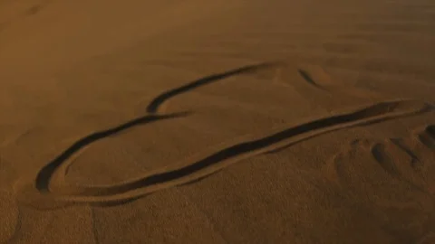 Heart shape in the sand dunes Vídeo Stock 123586176