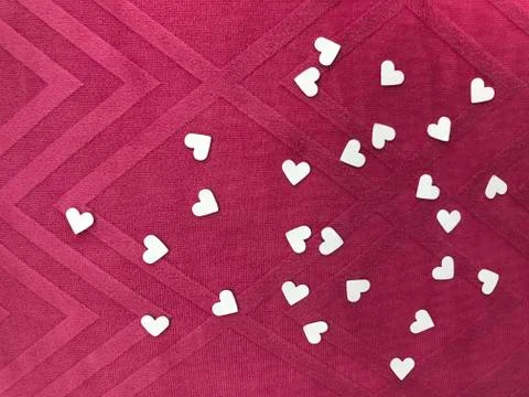 Heart shape white papers on square pattern pink fabric Foto stock