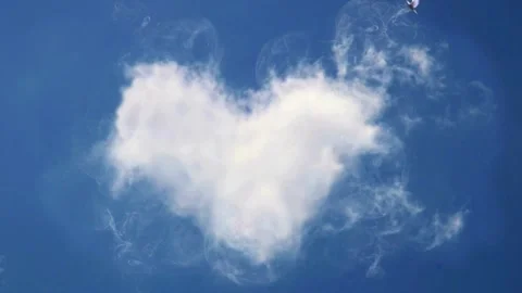Heart-Shaped Cloud in Sky 스톡 동영상 301191361