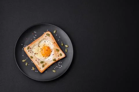 Heart shaped fried egg in bread toast with sesame seeds, flax seeds and pum.. Foto stock