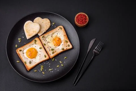 Heart shaped fried egg in bread toast with sesame seeds, flax seeds and pum.. Foto stock