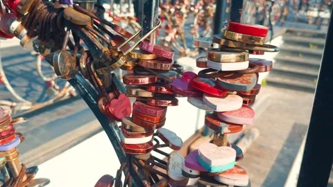Heart shaped love locks, some rusted and weathered, creating a colourful display Vídeo Stock 332265221
