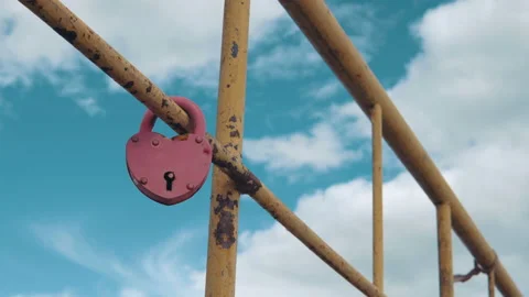 Heart shaped padlock. Video stock 90886024