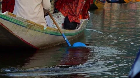 Heart Shaped Shikara Paddle Creating Ripples in Dal Lake Kashmir Stockbeeldmateriaal 336479881
