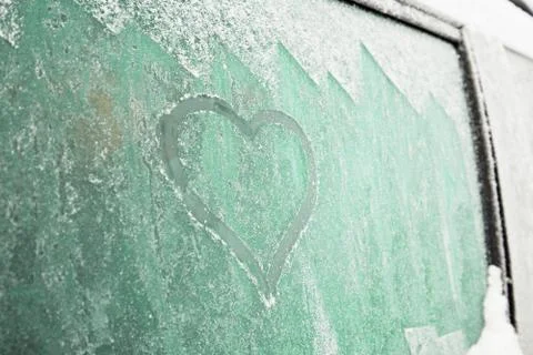 Heart symbol on frozen window of the car Foto stock
