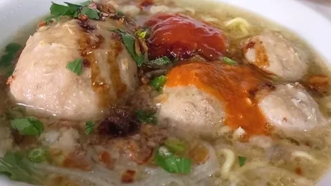 Hearty meatballs float in rich broth with chopped green herbs. 001A 스톡 동영상 335119359