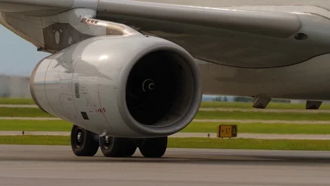Heat shimmer behind jet engine and landing gear of taxiing airplane Stockbeeldmateriaal 81882206