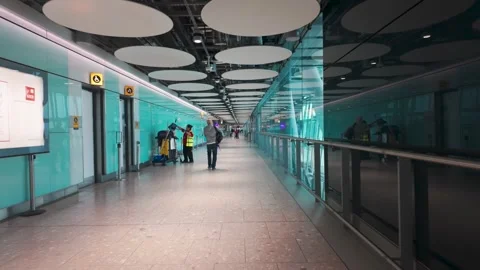 Heathrow Terminal 5: Arrival Corridor Walkthrough Vídeos de archivo 276659655