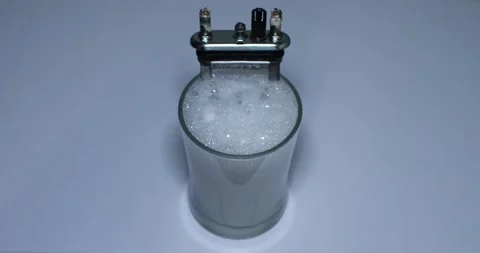 The heating element with plaque in a container with a bubbling solution is being Stockbeeldmateriaal 254430291