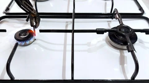 Heating Metal Over Open Flame- DIY Tool Prep on Gas Stove Vidéo 318579041