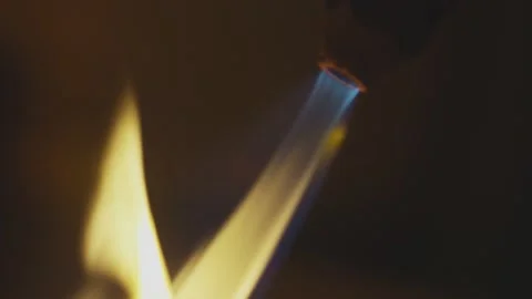 Heating of molds for metal casting of a blow torch . gold melting process Vídeos de archivo 153172282