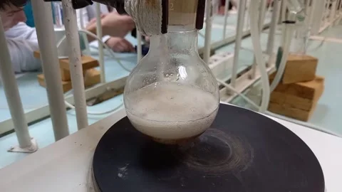 Heating an organic solution on an electric stove in a chemical laboratory. Stockbeeldmateriaal 192777695
