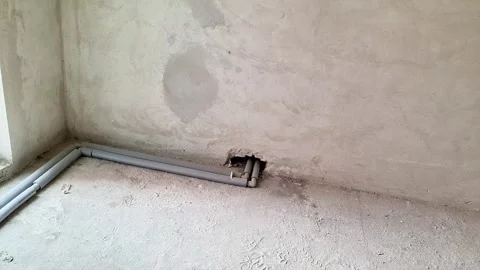 Heating pipes installation in floor of apartment under renovation 動画素材 336298477