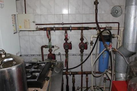 Heating system with pipe layout A kitchen with a pot on the stove Stock-Fotos