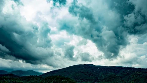 Heaven Like Clouds In the Mountains Timelapse 動画素材 120795831